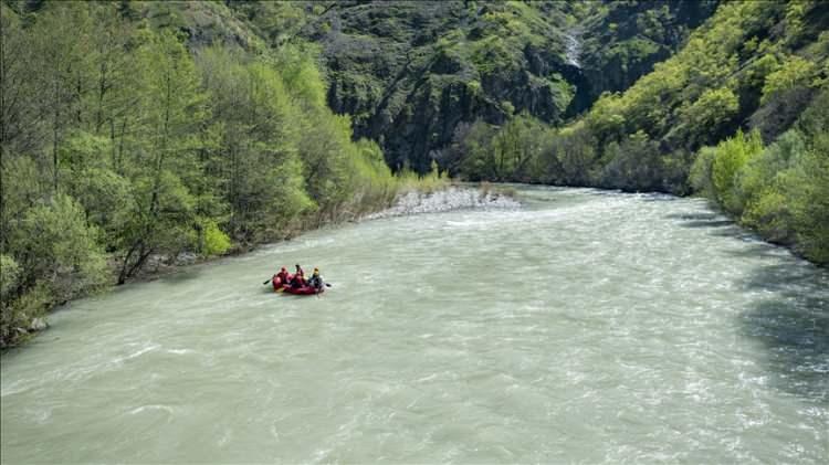 <p><strong>Tunceli: </strong></p>

<p>Munzur, Döğürcekli içli köfte, Düzgün Baba Dağı</p>

<p> </p>
