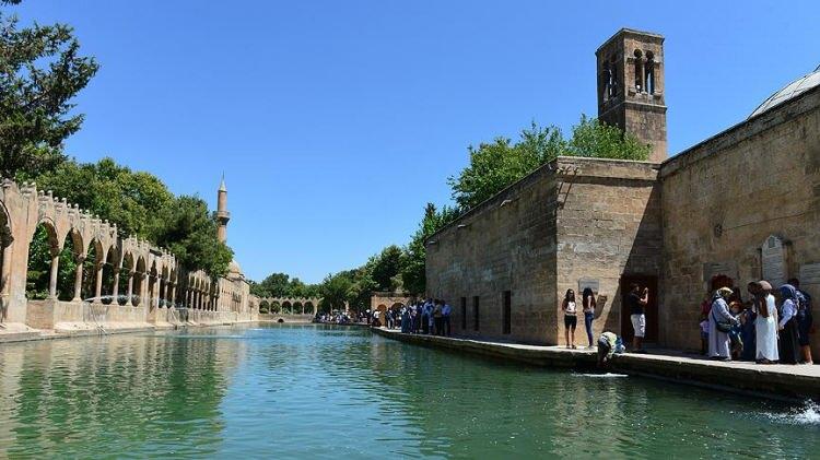 <p><strong>Şanlıurfa</strong>:</p>

<p>Mırra, İsot, Balıklı Göl</p>

<p> </p>
