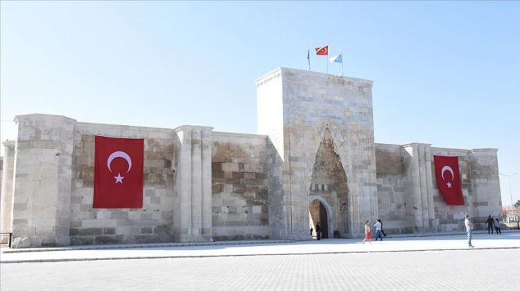 <p><strong>Aksaray: </strong></p>

<p>Sultan Han, Kuskus Pilavı, Hamid-i Aksarayi</p>

<p>&nbsp;</p>
