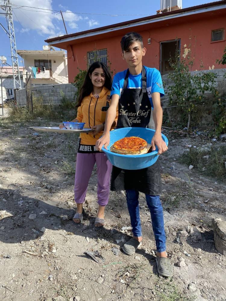 <p>Sosyal medyada fenomen haline gelen ve görüntülerini milyonlarca insan izleyen 19 yaşındaki Duymaz, Kahramanmaraş merkezli depremlere kardeşleri Umut ve Melek ile birlikte Hatay'ın Antakya ilçesinde yakalanmış ve hayatını kaybetmişti.</p>
