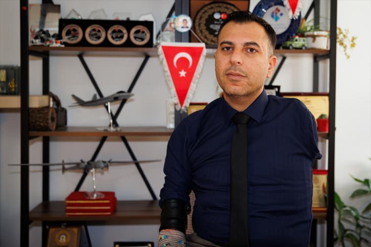 <p>Iğdır'da 1987 yılında dünyaya gelen Yusuf Akgün, 6 yaşında yüksek gerilim direğine tırmanması sonucu iki kolunu da kaybetti.</p>
