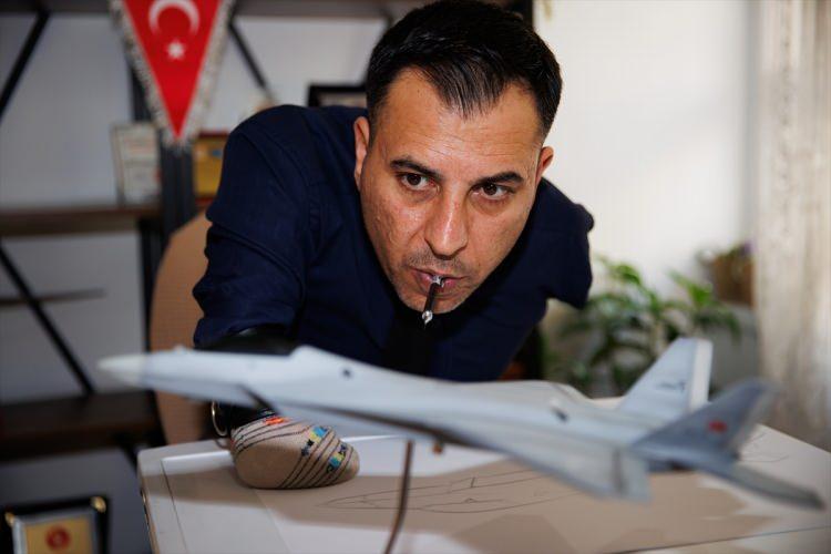 <p>Yurtta sanat ve spor alanındaki eğitimlere katılan Yusuf Akgün, yüzme ve atletizmde çok sayıda derece elde etti.</p>

<p> </p>

<p>Bir vakıf üniversitesinde yüzde yüz burslu okuduğu Moda ve Tekstil Tasarımı Bölümünü tamamladıktan sonra Ankara Üniversitesi Bilim ve Toplum Çalışmaları üzerine yüksek lisans yapan Akgün, ağzıyla tuttuğu kalemle AKSUNGUR İHA ile TEBER Güdüm Kiti'ni resmederek, örnek çalışmalara imza attı.</p>
