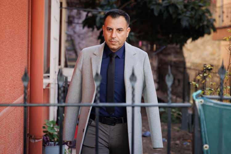 <p>Kaza sonrası ailesi tarafından 6 yaşında Ankara Saray Çocuk Yuvası'na yerleştirilen Akgün, 8 yaşına geldiğinde ağzıyla kalem tutarak yazı yazmaya başladı.</p>

<p> </p>
