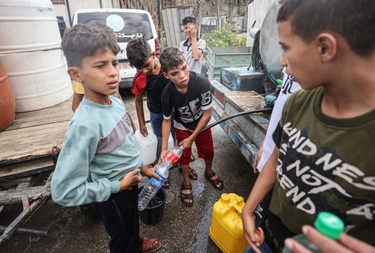<p>İSRAİL İÇİN BAĞLAYICI OLACAK</p>

<p>Sultany, Divanın, İsrail'in Gazze'deki askeri eylemlerini durdurmasına hükmetmesi durumunda bunun İsrail için bağlayıcı olacağını belirterek "Bu, bağlayıcı bir emirdir ve İsrail buna uymayı reddederse bu, onun parya devlet statüsünü teyit eder." ifadesini kullandı.</p>

<p> </p>
