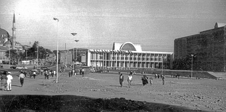 <p>Cumhuriyet ilan edildiğinde İstanbul’da yerel yönetici olarak Haydar Bey (Yuluğ) görev yapıyordu. Valilikle İstanbul kent hizmetlerini birleştiren 1930 tarihli Belediye Kanunu ile şehremaneti son buldu ve şehremini tabiri de tarihe karıştı. 14 Ekim 1930’da yerel seçimler yapıldı. İstanbul Umumi Meclisi, Vali ve Belediye Başkanı Muhittin Üstündağ tarafından 6 Kasım 1930’da açıldı. 1 Mart 1956’da valilik ile belediye ayrıldı.</p>