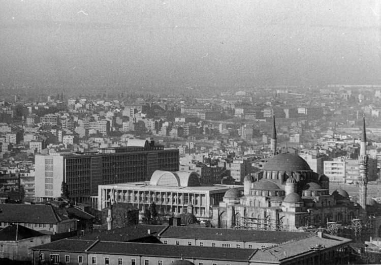 <p>27 Mayıs 1960 sonrası şehrin yönetiminde bir süre istikrar sağlanamadı. 10 Haziran 1960 tarihli Bakanlar Kurulu kararı ile yeni seçimlere kadar belediye başkanlarının görevlerine son verilerek Belediye Kanununun 94. maddesi gereğince atama yoluyla başkanlar getirilmesi kararlaştırıldı. İstanbul’da üç yılda 7 kez belediye başkanı değişti. 1961 Anayasasına göre 27 Temmuz 1963 tarihinde çıkartılan yasa ile belediye başkanlarının seçiminde tek dereceli çoğunluk usulü getirildi. 17 Kasım 1963’te yerel seçimler yapıldı ve İstanbul’un seçimle belirlenen ilk belediye başkanı Haşim İşcan oldu.</p>

<p>3030 Sayılı Yasa ile başlayan Büyükşehir Belediyesi döneminin 26 Mart 1984 tarihinde yapılan ilk seçiminde Bedrettin Dalan Büyükşehir Belediye Başkanı olarak seçildi.</p>

