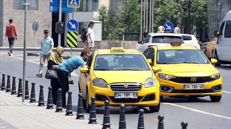 <p>Sarı taksilerde açılış 24,55 lira, kilometre başına 17,62 lira, indi-bindi 90 lira oldu.</p>