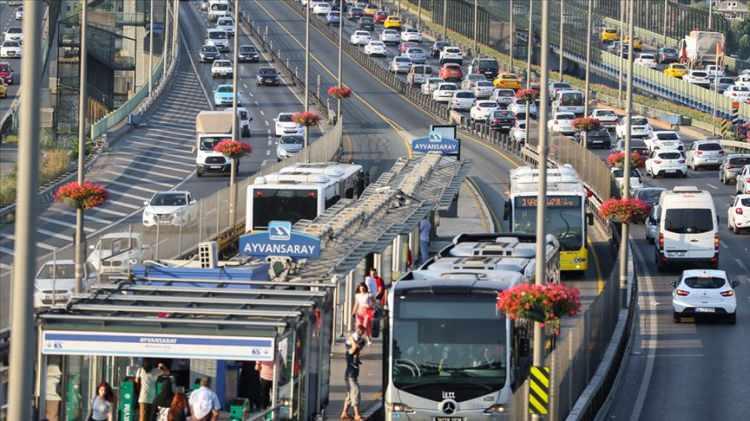 <p><strong>İstanbulkart tam 17,7, öğrenci 8,64 lira, sosyal kart (öğretmen ve 60 yaş) 12,68 lira oldu. Mavi kart aylık tam 1388 lira, öğrenci 250 lira, sosyal kart (öğretmen ve 60 yaş) 863 lira oldu.</strong></p>