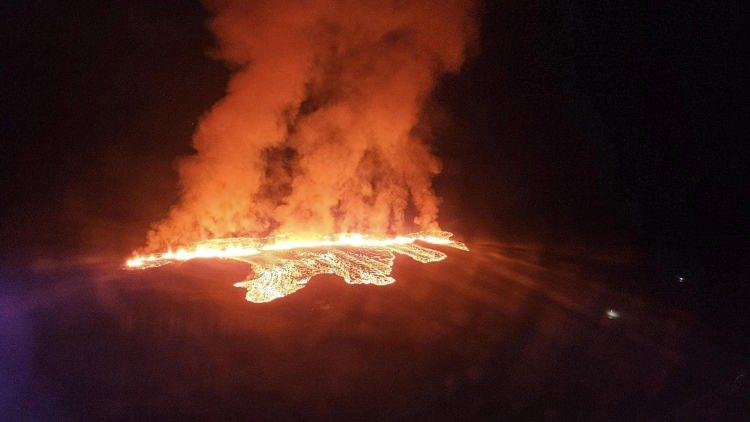 <p>İzlanda'nın Reykjanes Yarımadası'nda bulunan Grindavik kasabası yakınlarında yanardağ patlaması meydana geldi.</p>
