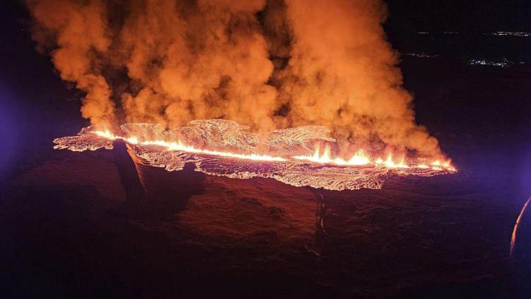 <p>İzlanda Meteoroloji Ofisinin (IMO) açıklamasına göre, Reykjanes Yarımadası'ndaki yanardağ patlaması, Grindavik kasabasının yakınlarında gerçekleşti.</p>
