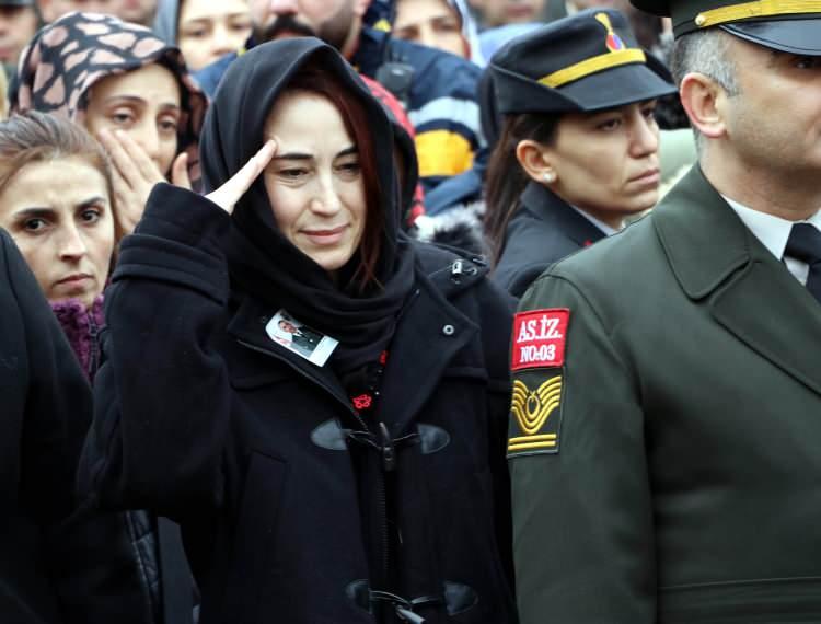 <p>Pençe-Kilit Operasyonu bölgesinde teröristlerin taciz ve sızma girişimi sonucunda şehit olan Piyade Uzman Çavuş Samet Aslan'ın cenazesi, memleketi Amasya'nın Taşova ilçesinde toprağa verildi.</p>
