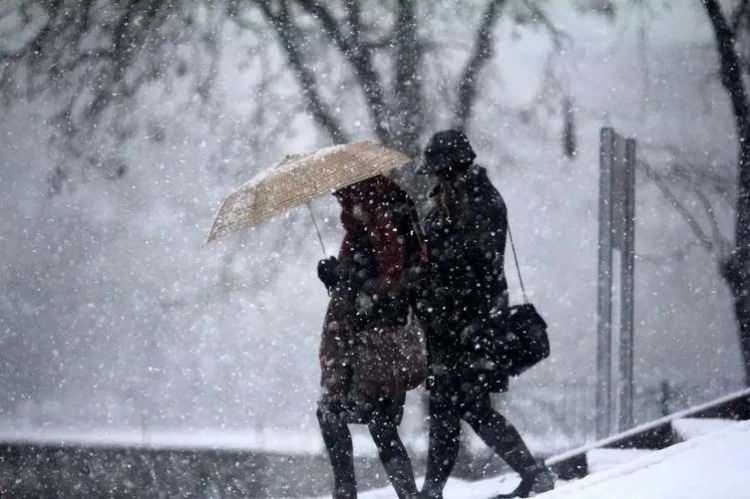<p>Meteoroloji, çok sayıda ilimiz için sarı kodlu alarm verirken İstanbul'da beklenen yılın ilk kar yağışı etkili oldu.</p>

<p> </p>
