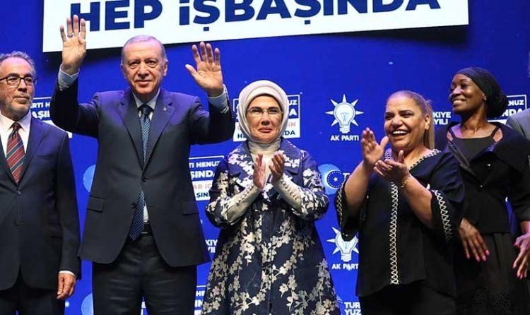 <p><span style="color:#000080"><em><strong>Devletimizi her zaman yanlarında hissediyor. Eskiye göre şimdi her şey daha güzel. Cumhurbaşkanımıza bu konuda minnettarım. Eminim Cumhurbaşkanımız daha da güzel imkanlar sunacak Romanlara.</strong></em></span></p>
<p> </p>