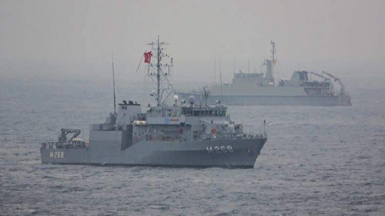 <p>Deniz Kuvvetleri Komutanlığı tarafından 26 Mart 2022'den itibaren deniz karakol uçakları, insansız hava araçları, Tuzla sınıfı karakol gemileri, mayın avlama gemileri, ani müdahale botları, sahil gözetleme radarları ve elektro optik sistemlerle mayın gözetleme faaliyetleri kesintisiz sürdürülüyor.</p>