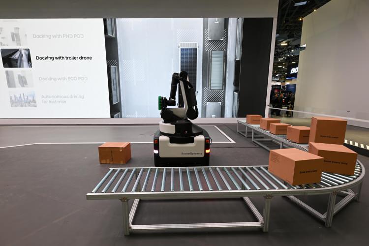 <p>Fuarda bulunan Hyundai standında Boston Dynamics imzalı robot sergilendi.</p>
