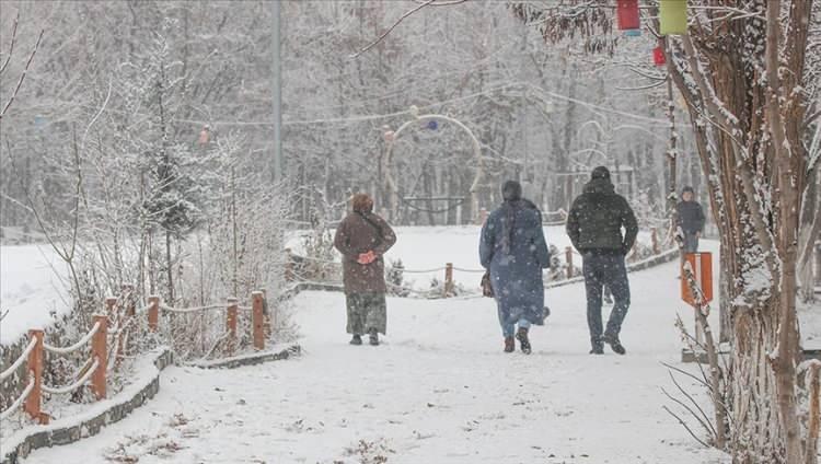 <p>Bölgede üç gün boyunca aralıklarla devam etmesi beklenen kar yağışı sebebi ile buzlanma, don olayı, ulaşımda aksamalar ile dağlık kesimlerde ve dik yamaçlarda çığ tehlikesi gibi olumsuzluklara karşı dikkatli ve tedbirli olunmalıdır.</p>