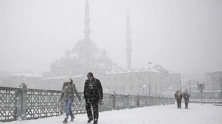 <p>Meteoroloji Genel Müdürlüğünden yapılan açıklamaya göre, İstanbul çevrelerinde havanın yarın yağmurlu, kuzey kesimleri ile yüksek kesimlerinde kısa süreli karla karışık yağmurlu, perşembe günü ise parçalı çok bulutlu olacağı tahmin ediliyor.</p>
