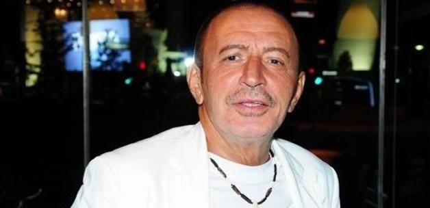 <p><strong><span style="color:#B22222"><em>Bugüne dek bunları anlatıp, sevenlerimi üzmek istemedim. Çünkü beni anlayanlar da var!" </em></span>Mustafa Topaloğlu'nu hayretler içinde dinledim. Topaloğlu özetle 'Uzaylı' olarak anılmanın kendine ve müzik kariyerine büyük zarar verdiğini söyledi.</strong></p>
<p> </p>