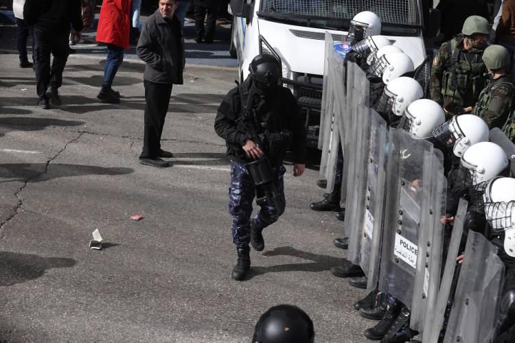 <p><span style="color:#B22222"><strong>POLİS ENGELİ</strong></span></p>
<p>Polis protestocuları engellemek için yollara kalkanlarıyla engel koydular.</p>