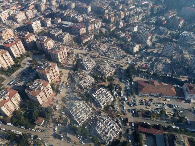 <p>"6 Şubat 2023'te Türkiye'nin güneyinde ve Suriye'nin kuzeybatısında meydana gelen depremler önemli can kayıplarına ve altyapı hasarlarına neden oldu.</p>
