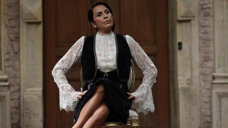 <p><strong>Beni beğenmez. Bana da hep 'Niye b&ouml;yle yaşlı rollere giriyorsun' diyor. D&uuml;nyanın fıtratında var. Kadınlar oğullarını başka bir kadınla paylaşmak istemiyor" dedi.</strong></p>
