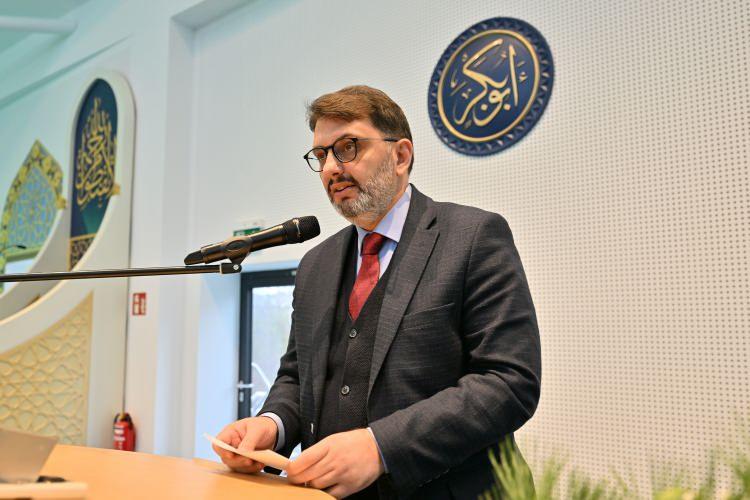 <p>İnşaatı 10 yıl süren caminin açılış kurdelesi dualar eşliğinde kesildi.</p>

<p>Törenin ardından camiyi gezen şehrin yerel yöneticileri, cami ve İslam dini hakkında bilgilendirildi.</p>
