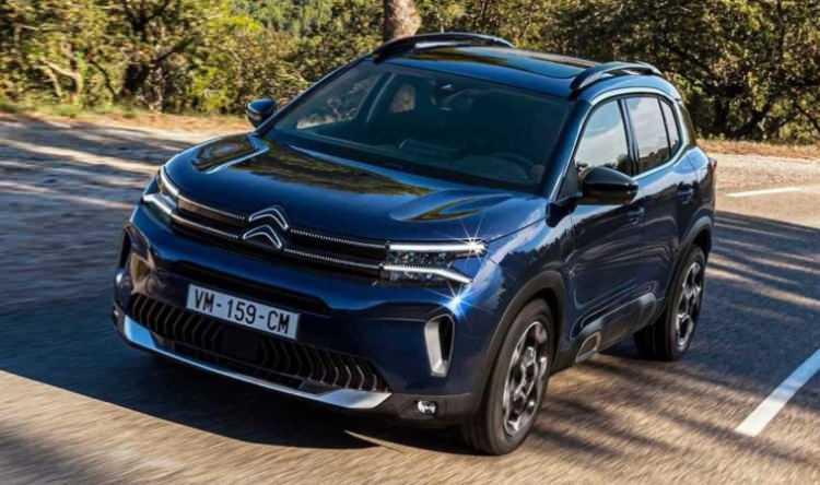 <p>Citroen C4 X’in yüzde 100 elektrikli versiyonu ë-C4 X ise, 250 bin TL için 12 ay ve yüzde 0,99 faizli kredi veya tüzel müşterilere özel 400 bin TL için 12 ay vade ve yüzde 1,99 faizli kredi seçenekleriyle satın alınabiliyor. </p>
