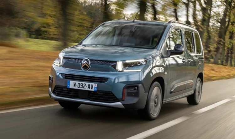 <p>Tasarım, pratiklik ve modülerlik açısından yenilikçi çözümleri ve multimedya özellikleriyle sürüş keyfini artıran Citroen Berlingo Kombi, 200 bin TL için 12 ay vade ve yüzde 1,99 faizli kredi fırsatlarıyla Citroen showroomlarında yeni sahiplerini bekliyor.</p>

<p> </p>

<p>Kombivan sınıfının öncüsü olan modüler tasarımlı Citroën Berlingo Van, 150 bin TL için 12 ay vade ve yüzde 1,99 faizli kredi seçeneğiyle satın alınabiliyor. Citroen, yüksek kapasite ve konforu buluşturan Jumper modelini, 150 bin TL için 12 ay vadeli, yüzde 1,99 faizli kredi fırsatıyla kullanıcılarla buluşturuyor.</p>
