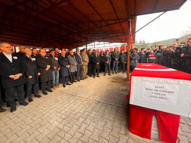 <p>Pençe-Kilit Harekatı bölgesindeki üs noktasına sızmaya çalışan teröristlerle çıkan çatışmada şehit olan Piyade Sözleşmeli Er Müslüm Özdemir, memleketi Kahramanmaraş’ta dualarla son yolculuğuna uğurlandı.</p>
