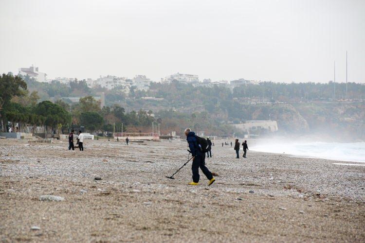 <p> Bazı vatandaşlar ise yazın sahilde turistlerin düşürdüğü ziynet eşyası yada bozuk paraları dedektörle aradı. </p>
