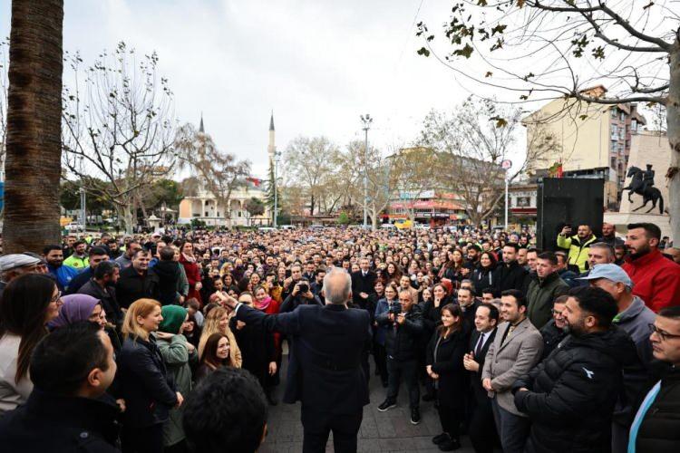 <p>Cumhuriyetin kurucusu Gazi Mustafa Kemal Atatürk’ün işaret ettiği muasır medeniyet seviyesine ulaşmak için durmadan çalıştıklarını ifade eden Başkan Zolan, çalışmaya devam ederek Denizli’yi her alanda birlik ve beraberlik içerisinde parmakla gösterilen bir dünya kenti haline geldiğini söyledi. Başkan Zolan açıklamasının devamında, “Bunu hep birlikte, Denizli’mizle birlikte başardık. Cumhurbaşkanımız, liderimiz Recep Tayyip Erdoğan’ın bizlere belediye başkanı görevindeyken gösterdiği ‘eser ve hizmet belediyeciliği’ çalışma anlayışı ile bugüne dek güzeller güzeli Denizli’mize nice eserler kazandırdık, inşallah sizlerin desteği ve duası ile kazandırmaya da devam edeceğiz. İşimiz gücümüz Denizli diye çıktığımız bu yolda ilk günkü aşk ve heyecan ile sevdamız Denizli’ye bir kez daha hizmetkârlık görevini yapma vazifesini şahsıma layık gören Cumhurbaşkanımız, liderimiz, Genel Başkanımız Recep Tayyip Erdoğan’a şükranlarımı arz ederim. Bizim hedeflerimiz de hayallerimiz de çok büyük. Bundan önce olduğu gibi bu güzel, bu aziz millete hizmet etmek için sen ben demeden, o, bu, şu diye ayırt etmeden aziz milletimize inşallah bir kez daha hizmetkâr olacağız. Allah'ım mahcup etmesin. Desteklerini esirgemeyen tüm hemşehrilerimden Allah razı olsun” ifadeleri kullandı.</p>
