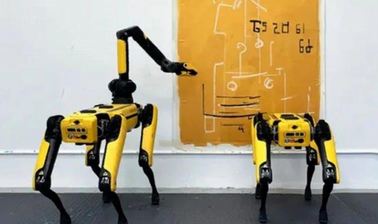 <p>Agniezska Pilat, Boston Dynamics tarafından geliştirilen yapay zeka destekli roboköpekleri sanat becerileriyle yeni nesil ressamlar olmaları için eğitti.</p>

<p> </p>
