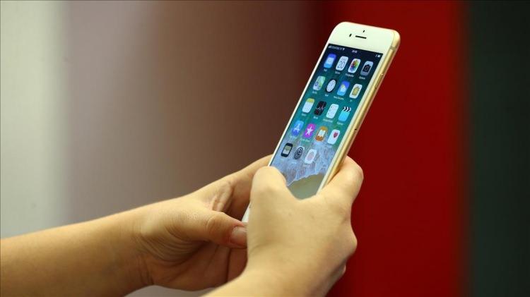 <p>Yaşanan olay karşısında şaşıran pek çok kullanıcı, iPhone'larının masadan halıya düşmesine dayanamadığından şikayetçi oldu. </p>