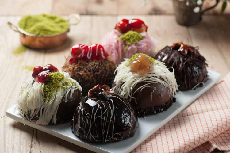 <p><strong>2022 ve 2023 yıllarında farklı dallarda ger&ccedil;ekleştirilen ankette Asya &uuml;lkelerinin tatlı veya &ccedil;ikolata yeme oranları&nbsp; d&uuml;ş&uuml;k &ccedil;ıktı.&nbsp;</strong></p>

<p>&nbsp;</p>

<p>&nbsp;</p>
