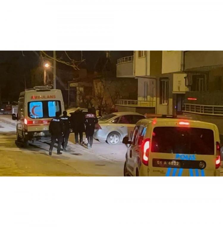 <p>Oğullarının şehadet haberini aldıktan sonra fenalaşan Batur &ccedil;iftine hazırda bekletilen sağlık ekibi m&uuml;dahale etti. Şehidin baba evine T&uuml;rk bayrakları asılırken, yakınları ve komşuları da taziye i&ccedil;in eve akın etti.<br />
<br />
Bekar ve 4 kardeşin en b&uuml;y&uuml;ğ&uuml; olduğu &ouml;ğrenilen Şehit Batur, memleketindeki t&ouml;renle son yolculuğuna uğurlanacak.</p>
