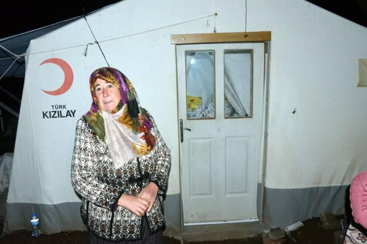 <p>Şehit&nbsp;&Ouml;zdemir'in acı haberi,&nbsp;Merkez Dulkadiroğlu il&ccedil;esinin Şerefoğlu Mahallesi'ndeki &ccedil;adırda yaşayan Ali-&Uuml;mmihani &Ouml;zdemir &ccedil;iftine Dulkadiroğlu Kaymakamı Fatih &Ccedil;elikkaya tarafından verildi. Ailenin evi son drepremde yıkıldı.&nbsp; Kahramanmaraş Valiliği, ailenin &ccedil;adırda yaşadığı haberleri &uuml;zerine a&ccedil;ıklama yaparak, aileye konteyner de verildiğini belirtti. A&ccedil;ıklamada, "Ailemize, depremin ilk zamanlarında&nbsp; verilen &ccedil;adırın yanısıra, ailenin kendi arsasında ikamet etmek istemesi &uuml;zerine konteyner verilmiştir" denildi.&nbsp; A&ccedil;ıklamada, ailenin konut i&ccedil;in hak sahibi olduğu ve konutların da yakında teslim edileceği belirtildi.</p>

