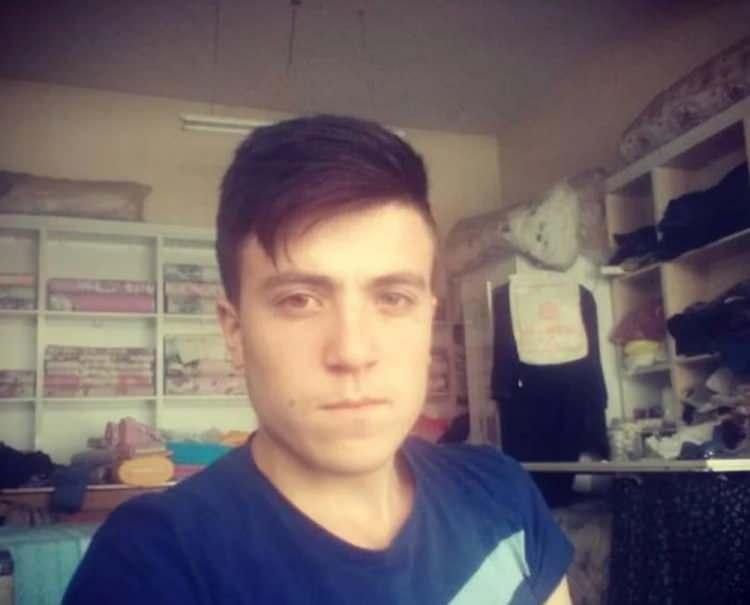 <p><strong>KAHRAMANMARAŞ&rsquo;A BİR ŞEHİT ATEŞİ DAHA D&Uuml;ŞT&Uuml;</strong></p>

<p>Diğer şehit ateşi ise G&ouml;ksun İl&ccedil;esi Hacıkodal mahallesindeki Şehit Piyade S&ouml;zleşmeli Er Emrullah G&uuml;lmez&rsquo;in baba ocağına d&uuml;şt&uuml;.</p>

<p>Yine askeri yetkililerce verilen acı haberin ardından şehidin baba ocağı T&uuml;rk bayraklarıyla donatıldı.</p>
