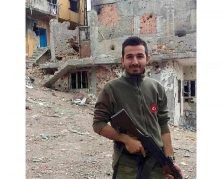 <p><strong>AKSARAY'A ŞEHİT ATEŞİ D&Uuml;ŞT&Uuml;</strong></p>

<p><br />
&Ccedil;atışmada şehit olan Piyade &Uuml;steğmen G&ouml;khan Delen Aksaray'da oturuyordu.</p>

<p>&Uuml;steğmen Delen'in, memleketi Aksaray'ın Ereğli Kapı Mahallesi'nde oturan babası Bayram Delen'e acı haber, askeri yetkililer tarafından verildi.</p>

<p>2'si kız 4 kardeşi olan Şehit Delen'in bekar olduğu &ouml;ğrenildi. Acı haberin ardından baba evine T&uuml;rk bayrağı asıldı.</p>
