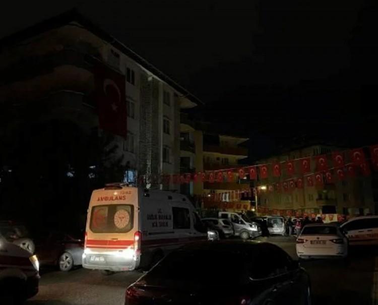 <p><strong>GAZİANTEP'E ŞEHİT ATEŞİ D&Uuml;ŞT&Uuml;</strong></p>

<p>&Ccedil;atışmada şehit olan&nbsp; Piyade Uzman &Ccedil;avuş Hakan G&uuml;n Gaziantep'te oturuyordu.&nbsp;</p>

<p>G&uuml;n&rsquo;&uuml;n şehadet haberi, Gaziantep'in Fatih Mahallesi&rsquo;nde oturan ailesine askeri yetkililer tarafından verildi. Şehidin babası S&uuml;leyman G&uuml;n ve diğer aile &uuml;yeleri acı haberle g&ouml;zyaşlarına boğuldu. Şehidin evine ve sokağa T&uuml;rk bayrakları asıldı. Acı haberin ardından yakınları ve komşuları taziye i&ccedil;in şehit evine akın etti.<br />
&nbsp;</p>
