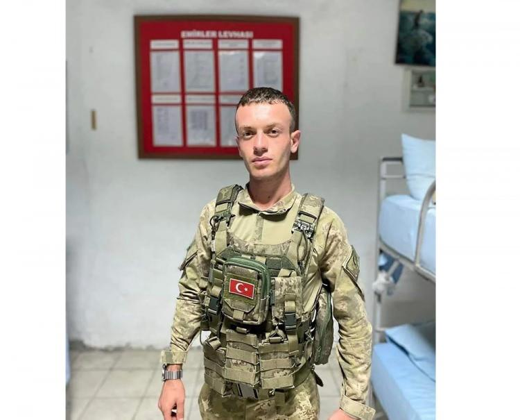 <p><strong>ORDU'YA ŞEHİT ATEŞİ D&Uuml;ŞT&Uuml;</strong></p>

<p>Şehit İstihkam S&ouml;zleşmeli Er Murat Atar'ın (22) Ordu'daki baba ocağına ateş d&uuml;şt&uuml;.&nbsp;</p>

<p>Er Murat Atar&rsquo;ın acı haberi, Ordu'nun İkizce il&ccedil;esine bağlı Bolluk Mahallesi&rsquo;nde oturan ailesine ulaştı. Aileye haberi, askeri yetkililer verdi. Oğlunun şehit olduğu haberini alan Selma Atar ve yakınları g&ouml;zyaşlarına boğuldu. Şehidin evine T&uuml;rk bayrakları asıldı. Yakınları ve komşuları, taziye i&ccedil;in şehit evine gelmeye başladı.</p>

<p>Bekar olan şehit Murat Atar&rsquo;ın 8 aylık eğitimin ardından 2 ay &ouml;nce g&ouml;reve başladığı bildirildi. 4 kardeş olan şehit Atar'ın babası Vahip Atar'ın, 2021 yılında Ordu'nun &Uuml;nye il&ccedil;esinde meydana gelen motosiklet kazasında hayatını kaybettiği &ouml;ğrenildi.</p>
