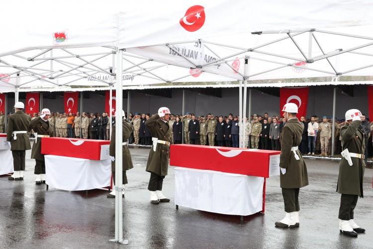 <p>23. Piyade T&uuml;men Komutanlığı'nda ger&ccedil;ekleştirilen t&ouml;rende, şehit Piyade &Uuml;steğmen G&ouml;khan Delen, Piyade Uzman &Ccedil;avuş Serkan Sayin, Ahmet K&ouml;roğlu ve Hakan G&uuml;n, Piyade S&ouml;zleşmeli Er Kemal Batur, M&uuml;sl&uuml;m &Ouml;zdemir ve Emrullah G&uuml;lmez, İstihkam S&ouml;zleşmeli Er Murat Atar ve Muhammed Tunahan Evcin'in T&uuml;rk bayrağına sarılı naaşları alana getirilerek katafalka konuldu, saygı duruşunda bulunuldu, şehitlerin &ouml;z ge&ccedil;mişleri okundu.</p>
