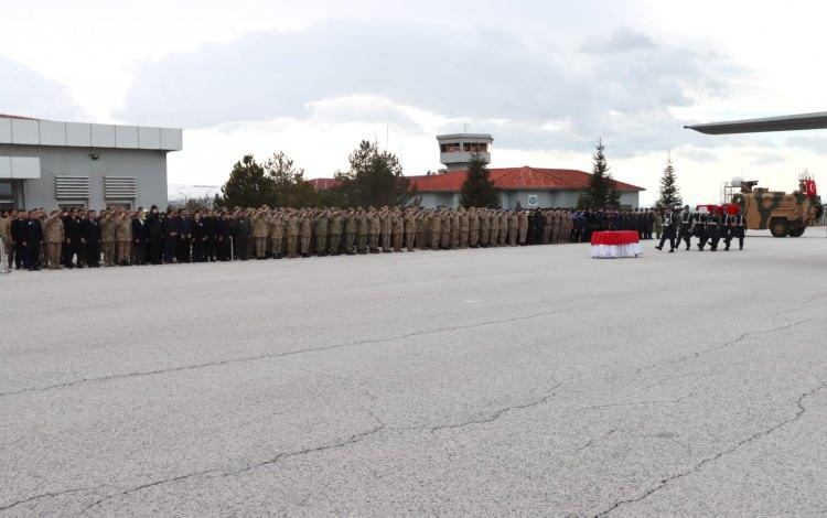 <p>Pen&ccedil;e-Kilit Operasyonu b&ouml;lgesinde ter&ouml;ristlerce d&uuml;zenlenen taciz ve sızma girişimi neticesinde şehit olan Piyade Uzman &Ccedil;avuş Samet Aslan'ın naaşı memleketi Amasya'ya uğurlandı. Şehit Aslan i&ccedil;in Jandarma Asayiş Kolordu Komutanlığı Helikopter Filo Komutanlığında t&ouml;ren d&uuml;zenlendi. Aslan'ın naaşı, vasiyeti &uuml;zerine zırhlı ara&ccedil;la t&ouml;ren alanına getirildi.</p>

