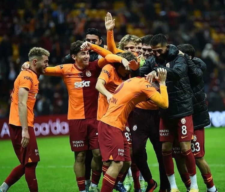 <p>1. Galatasaray: 1.960.526.431 - 2.548.684.360</p>
