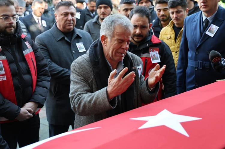 <p>Kuzey Irak’ta gerçekleştirilen Pençe-Kilit Harekatı bölgesinde bulunan üs bölgesine yönelik sızma girişiminde teröristlerle çıkan çatışma sonucunda 9 asker şehit oldu. Çıkan çatışmadan şehit olan 27 yaşındaki Eskişehirli İstihkam Sözleşmeli Er Muhammed Tunahan Evcin'in naaşı, dün akşam saatlerinde Eskişehir’e getirildi. Şehit İstihkam Sözleşmeli Er Muhammed Tunahan Evcin’in bugün öğle vaktinde Reşadiye Camii'nde kılınan cenaze namazında, gözyaşları sel oldu.</p>