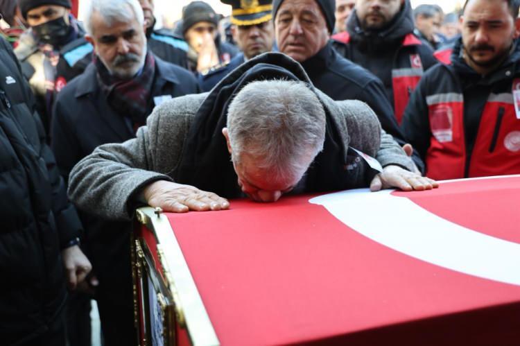 <p>“Şehitlerimiz için dua edin”<br />
<br />
Şehidin, ailesi Türk Bayrağı’na sarılı tabutuna sarılarak gözyaşlarına boğuldu. Şehidin ağabeyi Erdinç Evcin zaman zaman ayakta durmakta güçlük çekerken, annesi Ferah Evcin ile ablası Ümmühan Evcin de zor anlar yaşadı. Emekli polis olan babası Nazif Evcin “Muhammed pırlanta gibi çocuktu. Birlik ve beraberliğe çok ihtiyacımız var. Şehitlerimiz için dua edin” diyerek feryat etti.</p>
