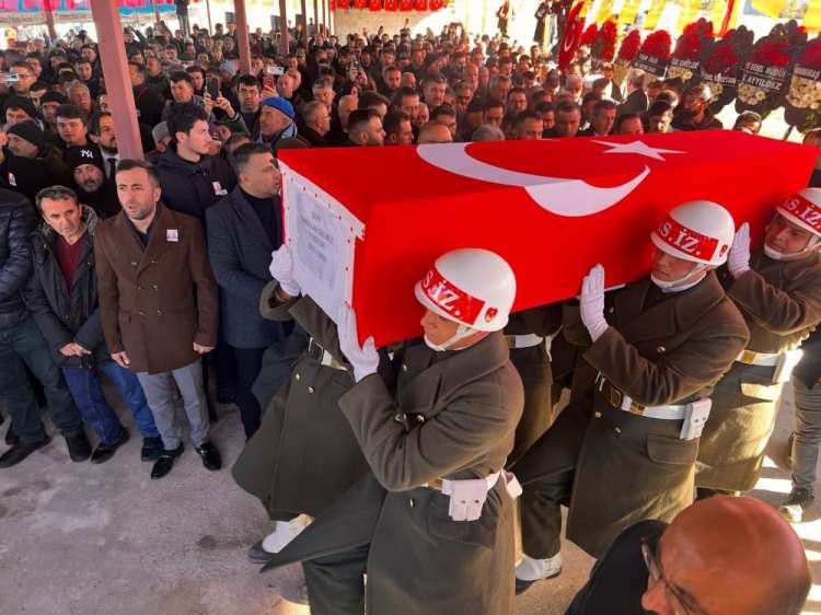 <p>Pençe-Kilit Harekatı bölgesindeki üs noktasına sızmaya çalışan teröristlerle çıkan çatışmada doğum gününe 5 gün kala şehit düşen Piyade Sözleşmeli Er Emrullah Gülmez (23), memleketi Kahramanmaraş’ın Göksun ilçesinde son yolculuğuna uğurlandı.</p>
