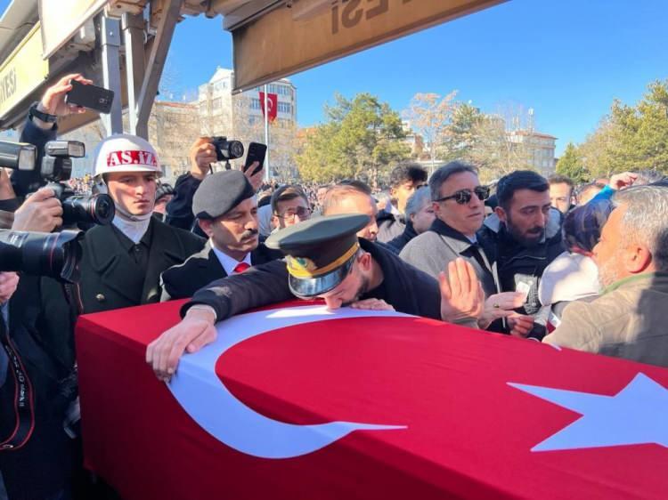 <p>Irak'ın kuzeyinde düzenlenen Pençe-Kilit Operasyonunda terörist gruplarla girilen çatışmada şehit düşen Piyade Üsteğmen Gökhan Delen memleketi Aksaray'da gözyaşlarıyla son yolculuğuna uğurlandı.</p>