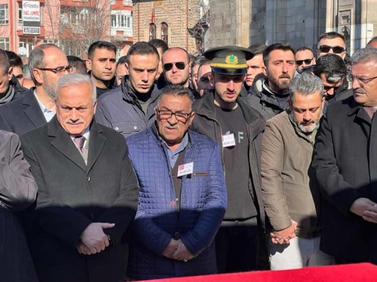 <p>Hakkâri'nin Çukurca ilçesi karşısındaki Irak’ın kuzeyinde Metina Vadisi ile Zap Bölgesinde devam eden Pençe-Kilit Operasyonu'nda görevli Piyade Üsteğmen Gökhan Delen (31), üs bölgesine sızma girişiminde bulunan PKK/YPG'li terörist grup ile girilen çatışmada şehit düştü. Şehit üsteğmenin dün akşam saatlerinde memleketi Aksaray'a ulaşan cenazesi bugün Somuncu Baba Külliyesi Morgundan alınarak ilk önce helallik alınması için şehidin Ereğli Kapı Mahallesi'ndeki baba evine götürüldü.</p>