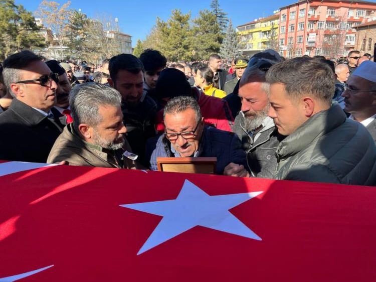 <p>Burada helallik alındıktan sonra konvoy eşliğinde yola çıkan şehidin cenazesi Aksaray Ulu Camiine getirildi. Yüzlerce vatandaşın katıldığı törende terörü lanetleyen sloganlar da atıldı. Güçlükle ayakta duran şehidin babası Bayram Delen (56), annesi Zeynep Delen (55) ve kardeşleri şehit üsteğmenin tabutu başında ağıtlar yakarak gözyaşı döktü. Şehidin cenazesi öğle namazını müteakip kılınan cenaze namazının ardından Aksaray Şehitliğinde defnedildi.</p>

