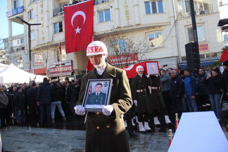 <p>Şehit için bugün Görele Hükümet Konağı önünde tören düzenlendi. 3 çocuk babası Şerif Ali ve Fatma Köroğlu çiftinin tek erkek evladı olan şehit Ahmet Köroğlu’nun cenaze törenine şehit yakınlarının yanı Giresun Valisi Mehmet Fatih Serdengeçti,Milli Savunma Bakan Yardımcısı Celal Sami Tüfekci, Giresun Emniyet Müdürü Recep Güzelyazıcı, Giresun İl Jandarma Komutanı Jandarma Albay Özgür Özer, Giresun Belediye başkanı Aytekin Şenlikoğlu, TBMM İdari Amiri AK Parti İstanbul Milletvekili Hasan Turan, AK Parti Giresun milletvekili Ali Temür, MHP Giresun Milletvekili Ertuğrul Gazi Konal, siyasi parti temsilcileri ve vatandaşlar katıldı.</p>
